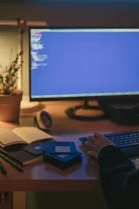 Monitor con del codice su una scrivania