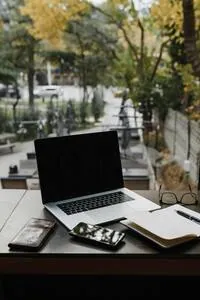 Portatile e smartphone su un tavolo all'aperto